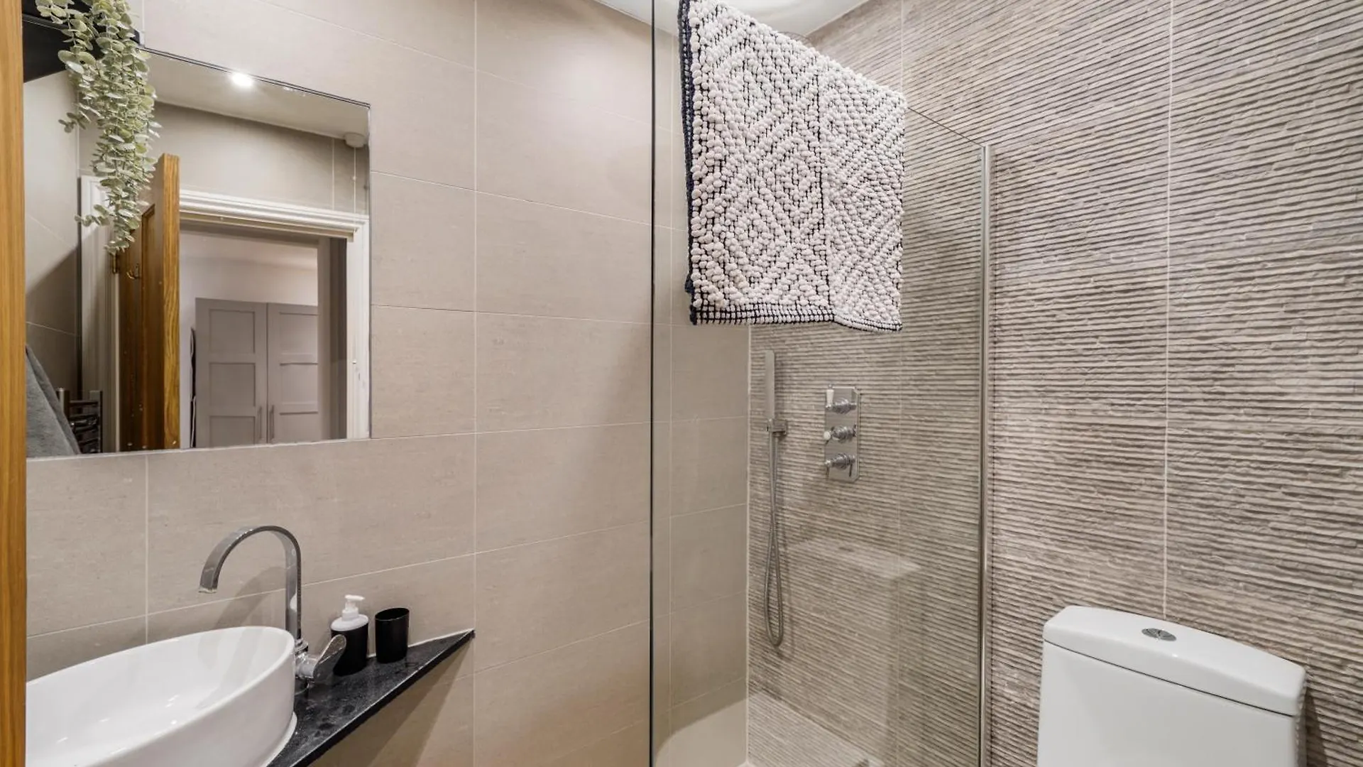 Classy Abode In Hackney - Garden - Sleeps 6 Apartment London
